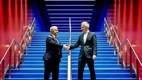 Imagen 1 de La intrahistoria de la foto de Joan Laporta y Víctor Font: un balón para la distensión