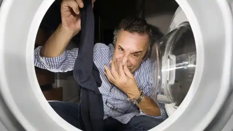 Imagen 1 de La ropa huele mal tras lavar porque los detergentes líquidos carecen de enzimas para eliminar la grasa corporal.