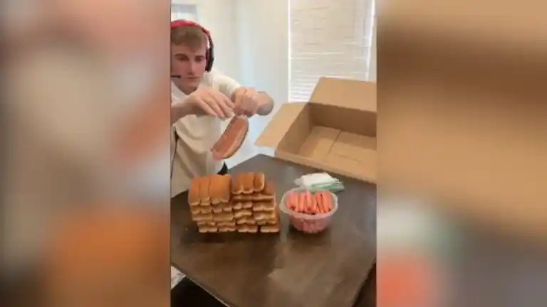 Imagen 1 de Seth Goblin prepara cientos de perritos calientes en un día para comer todo el mes sin esfuerzo