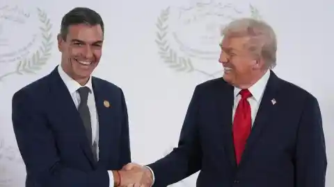 Imagen 1 de Un popular escritor británico se pronuncia como casi nadie sobre la postura de Sánchez con Trump