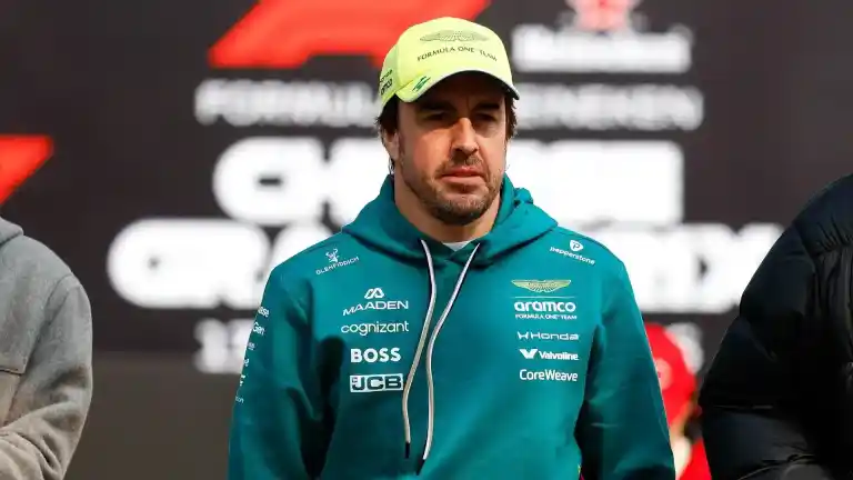 Imagen 1 de Fernando Alonso abandona el Gran Premio de China tras perder la sensibilidad en las extremidades por vibraciones del motor.