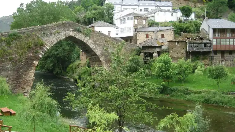 Imagen 1 de La preciosa aldea de Galicia donde pasó su infancia Óliver Laxe, director de 'Sirat': un paraíso de paz