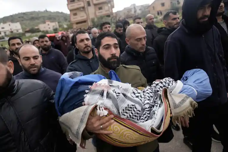 Imagen 1 de El ejército israelí mata a tiros en Cisjordania a un matrimonio palestino y sus dos hijos pequeños