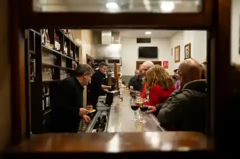 Imagen 1 de La crisis del bar de toda la vida: la generación Z está priorizando un ocio de "experiencias" basado en el boca a boca