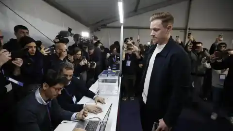 Imagen 1 de Ter Stegen acude a votar en las elecciones del Barça... y no le dejan: no estaba en el censo