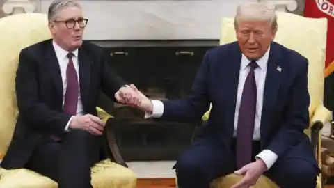 Imagen 1 de Reino Unido dice ahora que analiza "intensamente" cómo ayudar a Trump en Irán para reabrir el estrecho de Ormuz