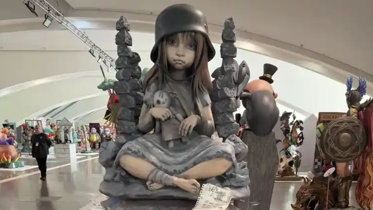 Imagen 1 de Indultan al ninot de una niña que sueña con la paz en las Fallas de Valencia 2026