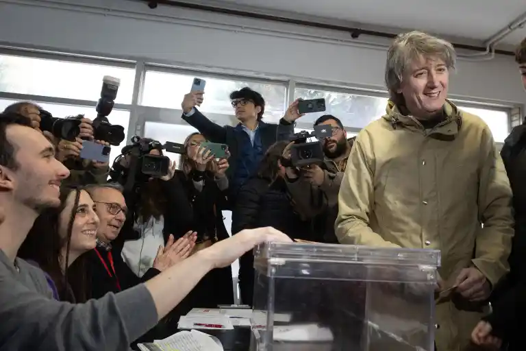 Imagen 1 de Carlos Martínez impulsa al PSOE en Castilla y León con dos escaños adicionales tras las elecciones autonómicas.