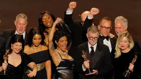Imagen 1 de ‘Una batalla tras otra’ gana el duelo de los Oscar con seis premios en una gala ajena a la política y a la guerra