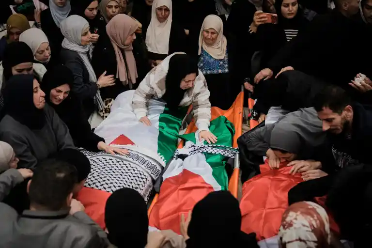 Imagen 1 de Dos niños palestinos sobrevivieron a un ataque israelí que mató a su familia en Cisjordania.