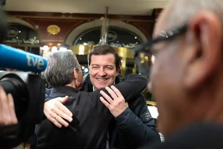 Imagen 1 de PP vuelve a liderar Castilla y León con 33 procuradores y necesitará Vox para gobernar
