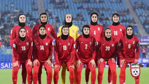 Imagen 1 de Cinco jugadoras iraníes ya han regresado a Teherán tras renunciar al asilo en Australia.