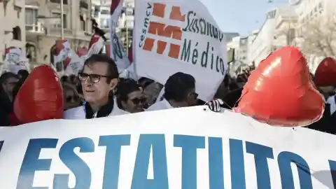 Imagen 1 de Médicos madrileños se suman a la huelga con marcha hacia el Ministerio de Sanidad