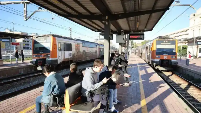 Imagen 1 de Viajeros en estación de Renfe rezan por la seguridad del servicio