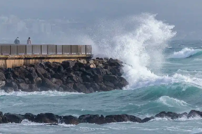 Imagen 1 de Aemet alerta por vientos de 90 km/h y olas de 11 metros en Baleares y Cataluña este lunes.