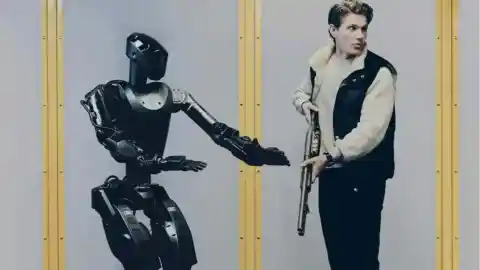 Imagen 1 de Foundation envía robots humanoides armados a Ucrania para tareas de reconocimiento y combate.