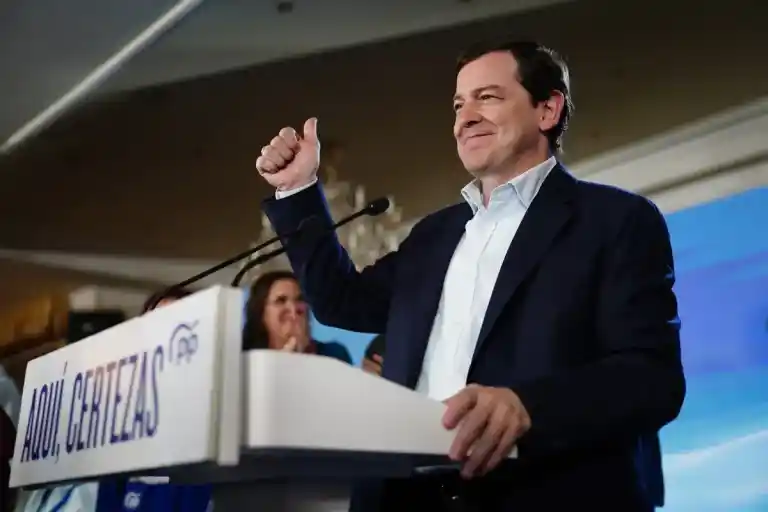 Imagen 1 de Alfonso Fernández Mañueco inicia conversaciones para un gobierno del PP tras ganar las elecciones autonómicas.