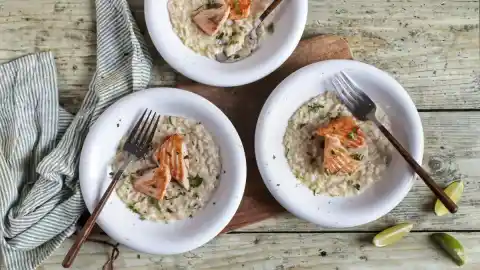 Imagen 1 de Prueba esta combinación irresistible: salmón con risotto de coco y lima