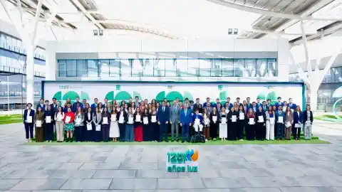 Imagen 1 de Felipe VI entrega becas de Iberdrola a más de 80 jóvenes en transición energética