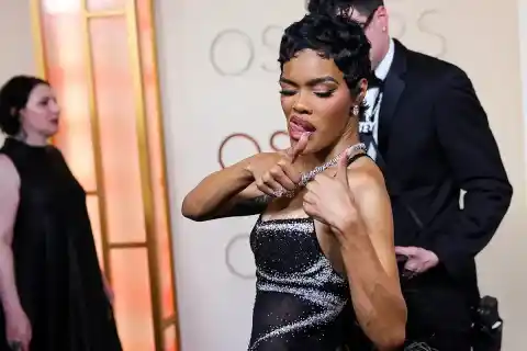 Imagen 1 de Teyana Taylor, reina indiscutible en los Oscar 2026: de su bronca a un guardia de seguridad que la tocó sin su permiso a su abrazo del oso a Paul Thomas Anderson
