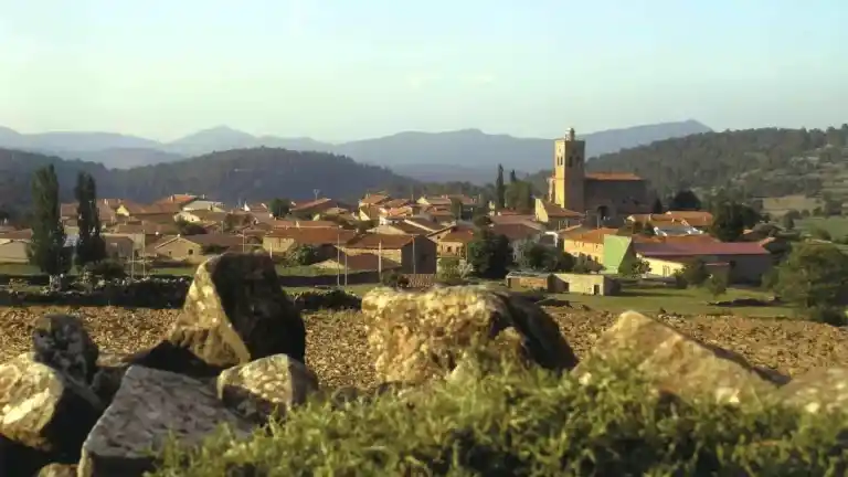 Imagen 1 de El balcón de la Sierra de Albarracín: el pueblo 'rojo' de Teruel donde el horizonte no tiene fin