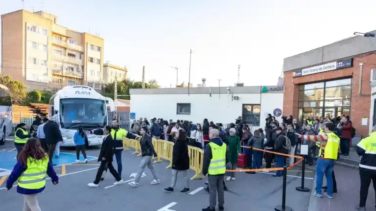 Imagen 1 de Los viajeros afectados por las obras del Garraf se pasan al autobús