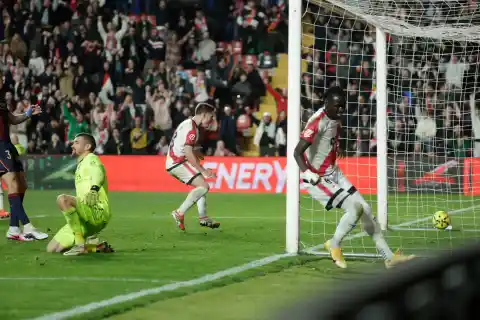Imagen 1 de Levante pierde en Vallecas ante Rayo de diez y se queda sin puntos