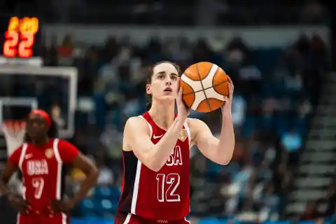 Imagen 1 de Caitlin Clark lidera a Estados Unidos con 17 puntos en su debut absoluto.