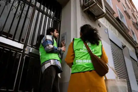 Imagen 1 de Militantes de Más Madrid recorren Arganzuela para recuperar votos con tacto y sin mentiras.