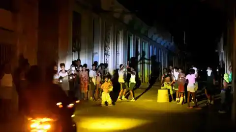 Imagen 1 de Cuba sufre apagón generalizado y sismo mientras Trump amenaza con invadir la isla.