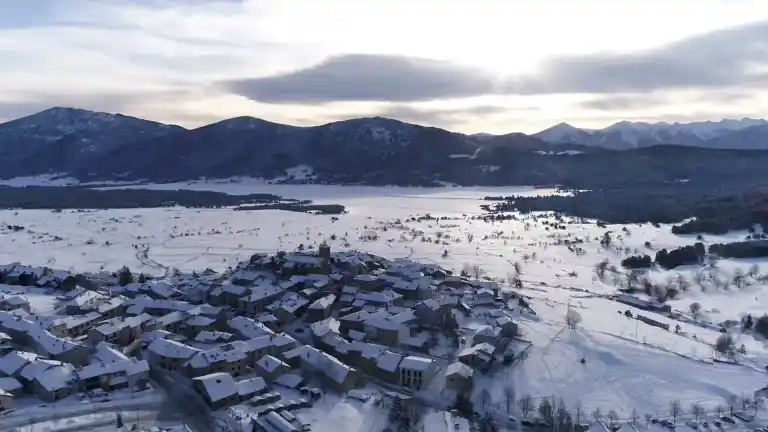 Imagen 1 de Temporada de esquí alargada en Les Angles, pueblo francés cerca de Barcelona con nieve abundante.