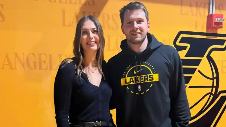 Imagen 1 de María Sharapova asiste a la NBA y posa con Luka Doncic tras años de ausencia