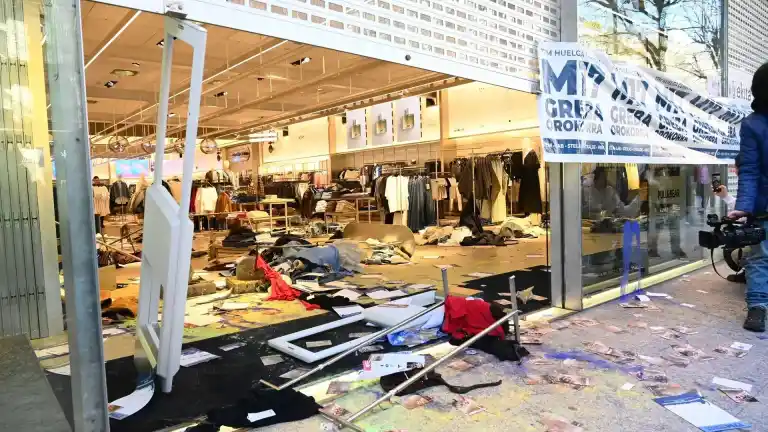Imagen 1 de Huelga general en Bilbao cierra la Gran Vía y saquea un comercio textil