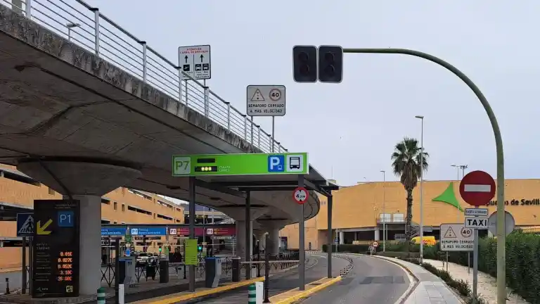 Imagen 1 de AENA inaugura en Sevilla un parking exprés gratuito de diez minutos con 164 plazas