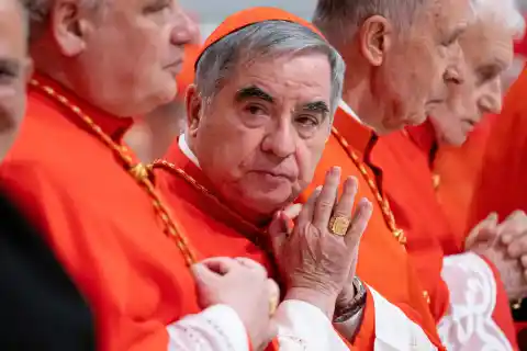 Imagen 1 de Vaticano anula parte del juicio al cardenal Becciu por fallos procesales en su condena por malversación