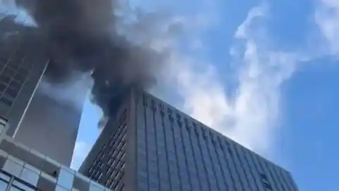 Imagen 1 de Una impresionante nube de humo por un incendio envuelve el centro de Nueva York y afecta al desfile del día de San Patricio