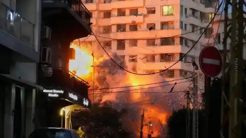 Imagen 1 de Irán ataca con misiles Tel-Aviv como “venganza” por la muerte de su jefe de seguridad e Israel bombardea Beirut