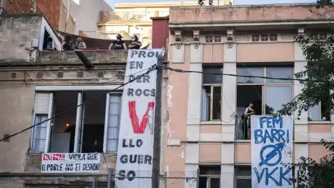 Imagen 1 de Barcelona realojará a los ocupas de una finca municipal de Vallcarca en la Casa Orsola