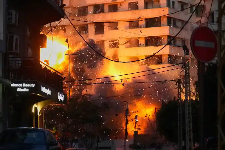 Imagen 1 de Israel bombardea Beirut y Irán responde con misiles a Tel Aviv en conflicto regional