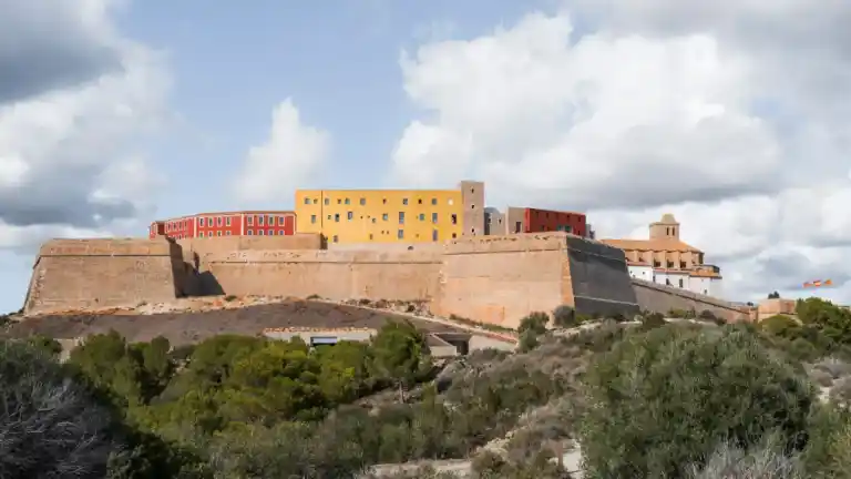 Imagen 1 de Parador de Ibiza abre en el número 99 de la cadena nacional con vistas al mar.