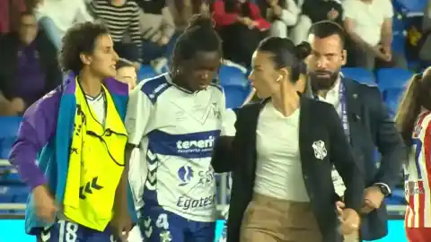 Imagen 1 de Árbitra activa protocolo antirracismo tras insulto a Dembele Fatou en Copa de la Reina
