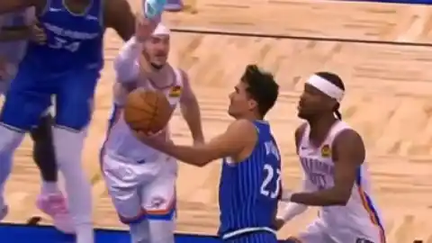 Imagen 1 de Thunder vence a Magic y Alex Caruso bloquea un tiro con su zapatilla en la mano