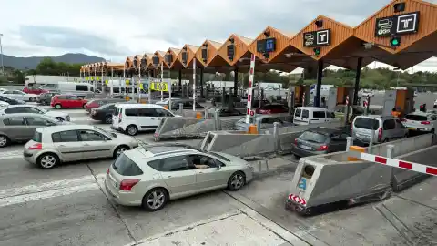 Imagen 1 de El antiguo peaje de La Roca se transformará en área de recarga eléctrica con 16,4 millones de euros.