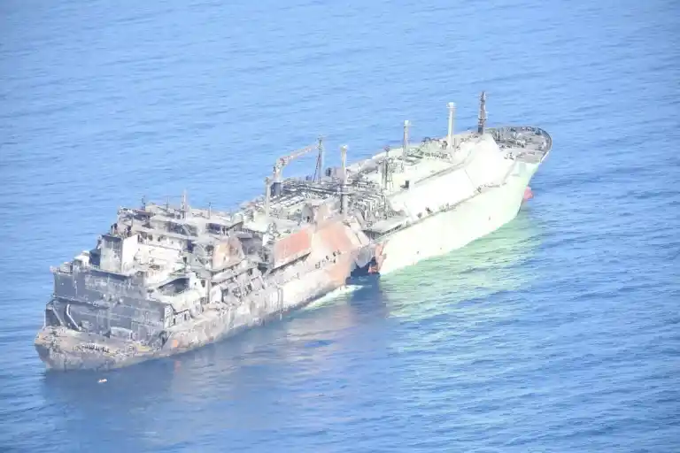 Imagen 1 de Alerta en el Mediterráneo por un barco ruso a la deriva tras ser dañado en un ataque con drones