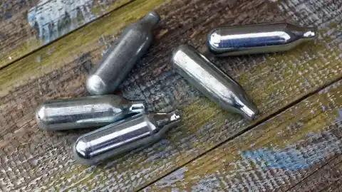 Imagen 1 de Expertos avisan que el 'gas de la risa', muy popular en los jóvenes, puede causar secuelas neurológicas