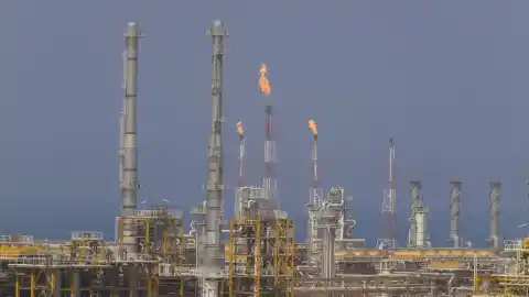 Imagen 1 de El petróleo tantea los 110 dólares y escala a máximos desde 2022 tras el bombardeo del mayor yacimiento de gas natural del mundo