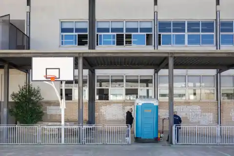 Imagen 1 de Sin agua corriente en el Instituto Joan Brossa de Barcelona: seis wc portátiles para 450 alumnos