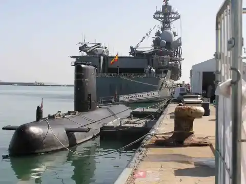 Imagen 1 de España está vendiendo tecnología militar para chatarra: lo último fue un submarino de la Armada por 130.000 euros