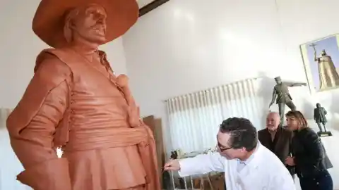Imagen 1 de Pérez-Reverte rinde homenaje a Alatriste con estatua