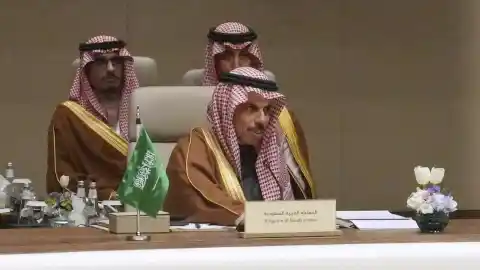 Imagen 1 de Riad amenaza con acción militar contra Irán tras ataques a sus refinerías y crisis diplomática regional.